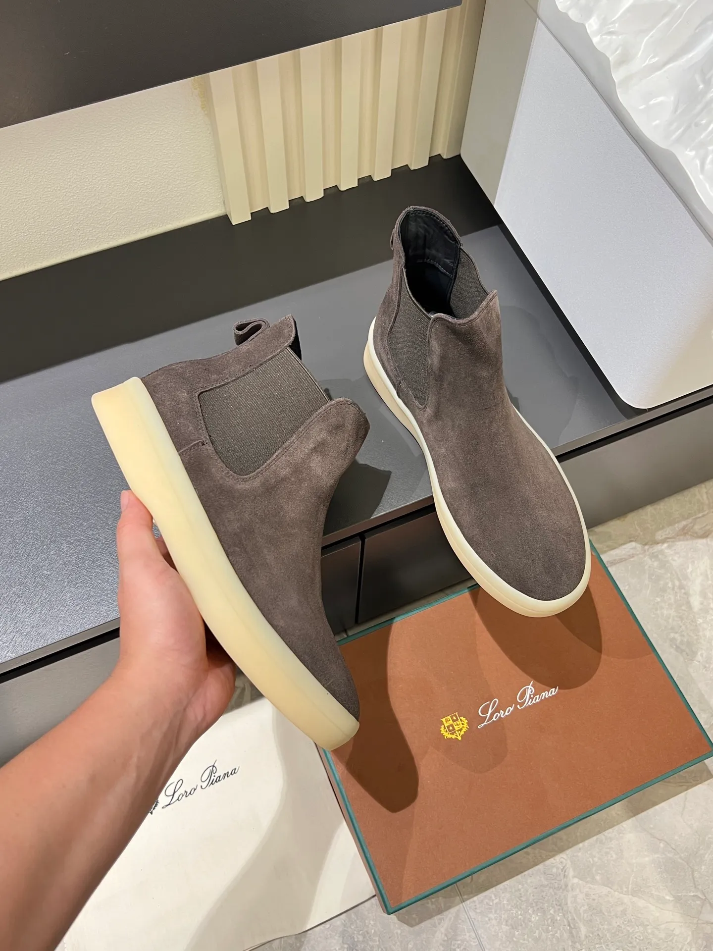 p440 Loro Piana's new niche winter men's mid-top shoes are shipped! The fabric is made of mercerized cowhide imported from Italy, with a sheepskin lining, which is comfortable, breathable and not stuffy to the feet. The outsole is made of natural rubber, which is wear-resistant and non-slip! Size: 38-44 (45.46.)